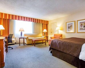 1 bedroom, premium bedding, desk, laptop workspace