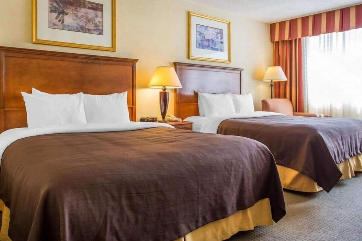 Economy-Doppelzimmer, 2 Queen-Betten, Nichtraucher | 1 Schlafzimmer, hochwertige Bettwaren, Schreibtisch