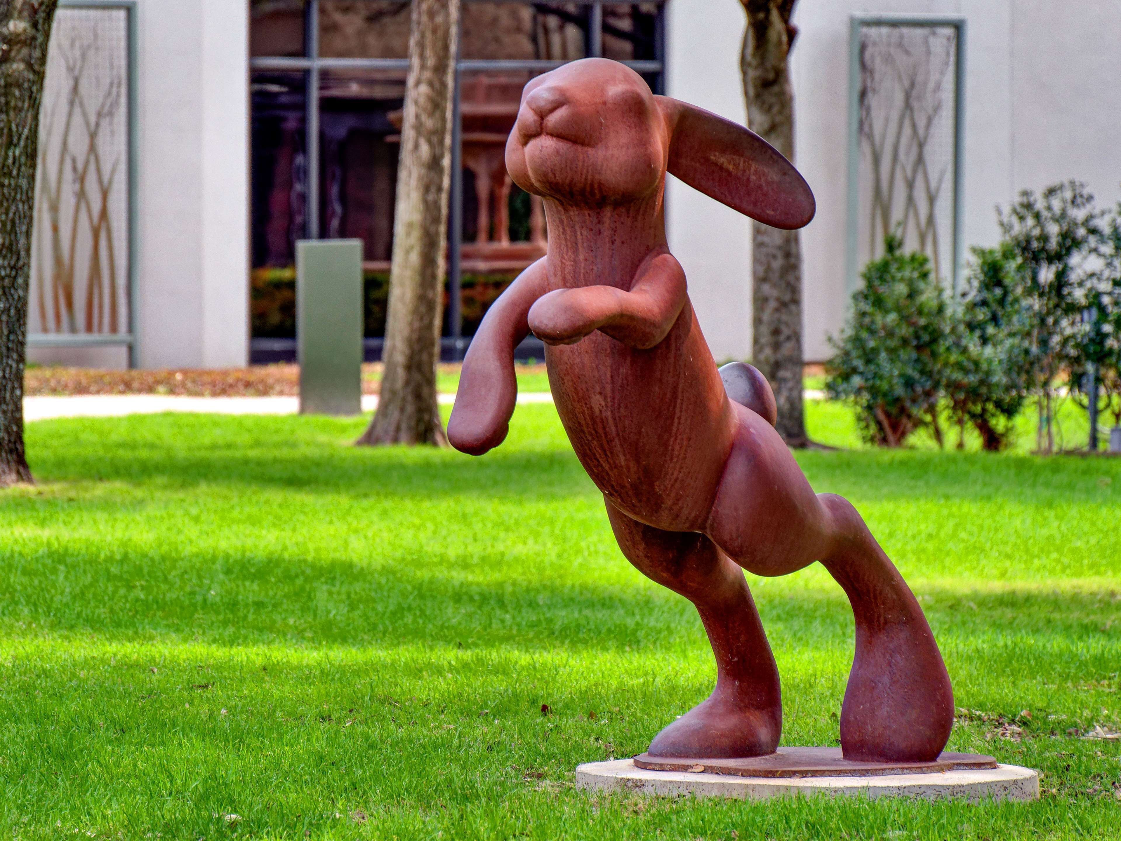 Una scultura a forma di coniglio in un parco.