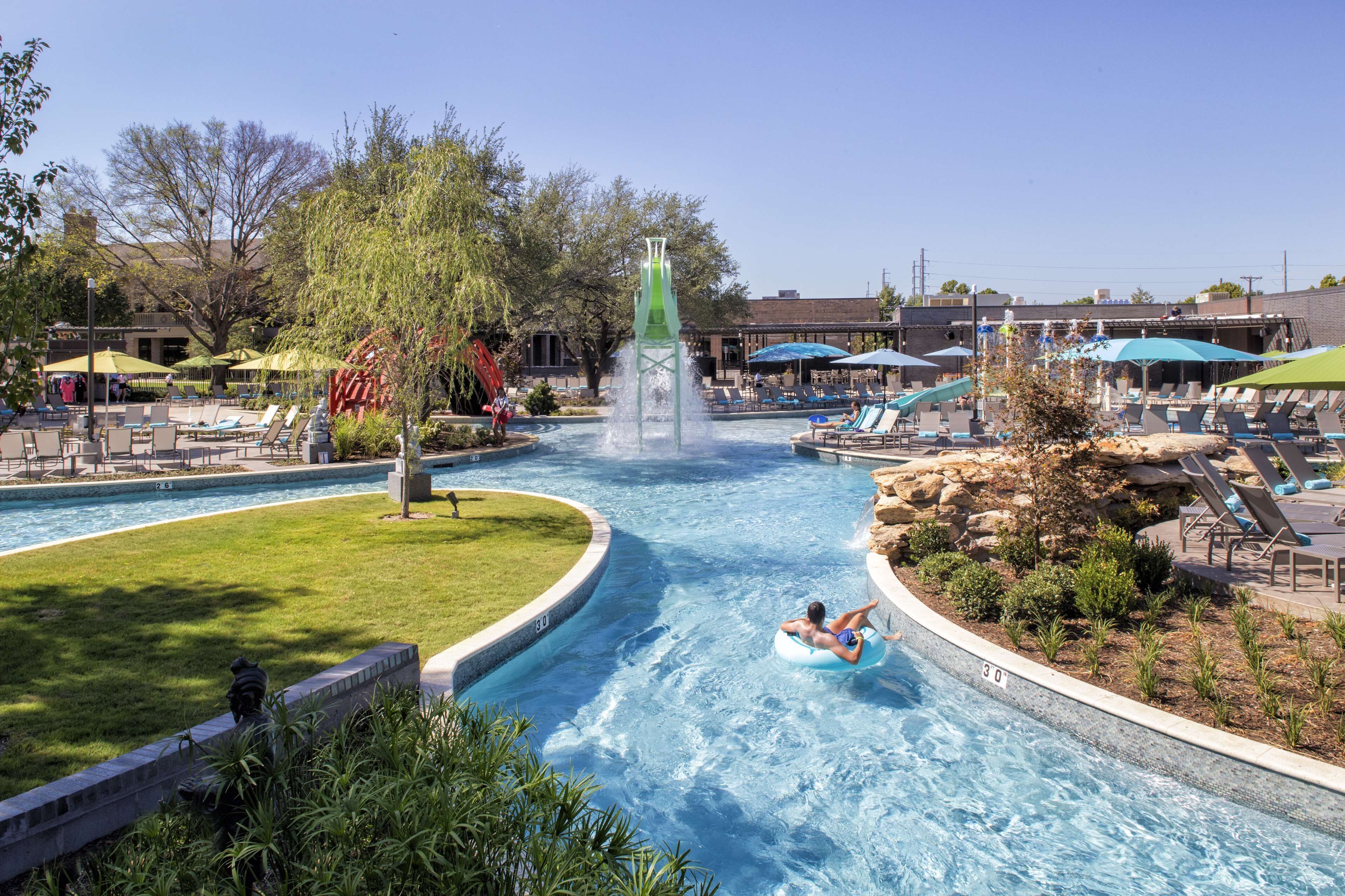 Piscina interna, piscina externa sazonal, barracas, guarda-sóis