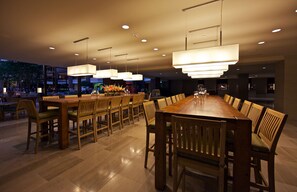 4 restaurantes, se sirven desayunos, comidas, cenas y cocina americana