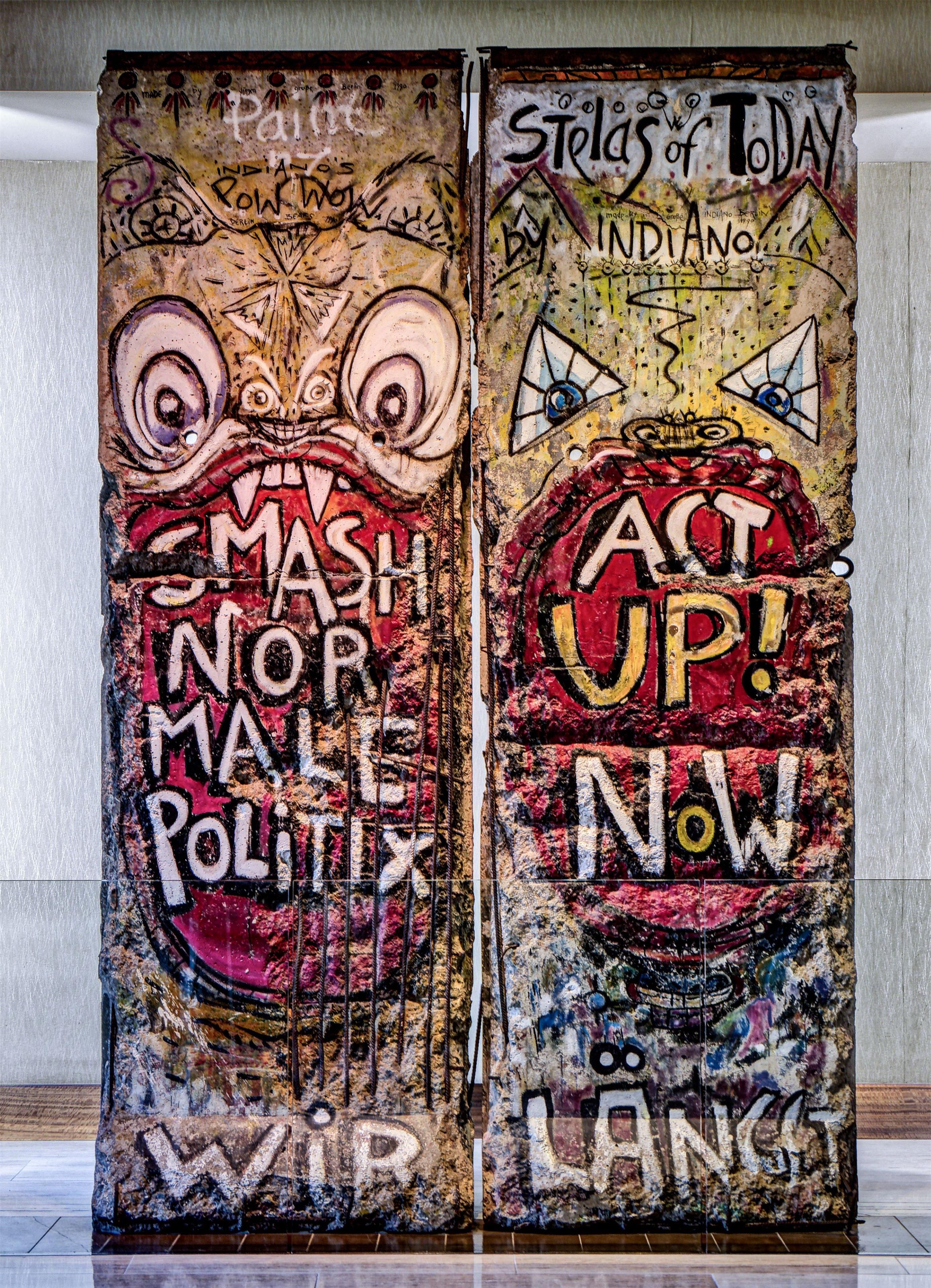 Zwei mit Graffiti beschriftete Tafeln mit kräftigen Schriftzügen und abstrakten Designs.