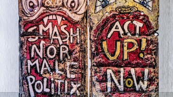 Dos paneles con grafitis, texto llamativo y diseños abstractos.