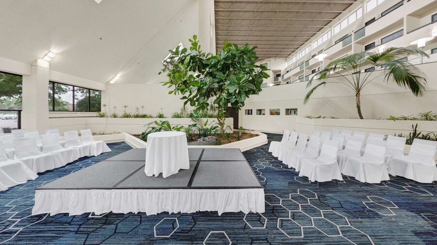 DoubleTree by Hilton Minneapolis - Park Place