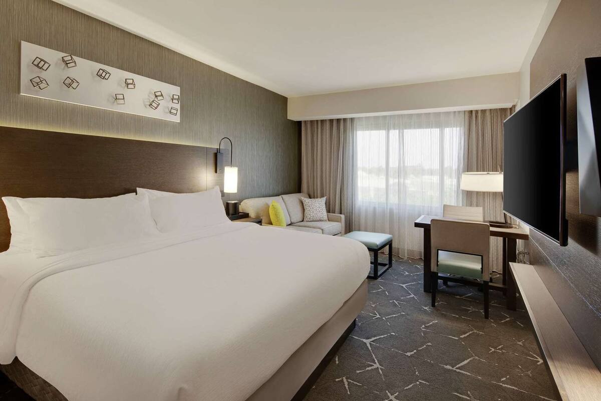 Premium bedding, in-room safe, desk, laptop workspace