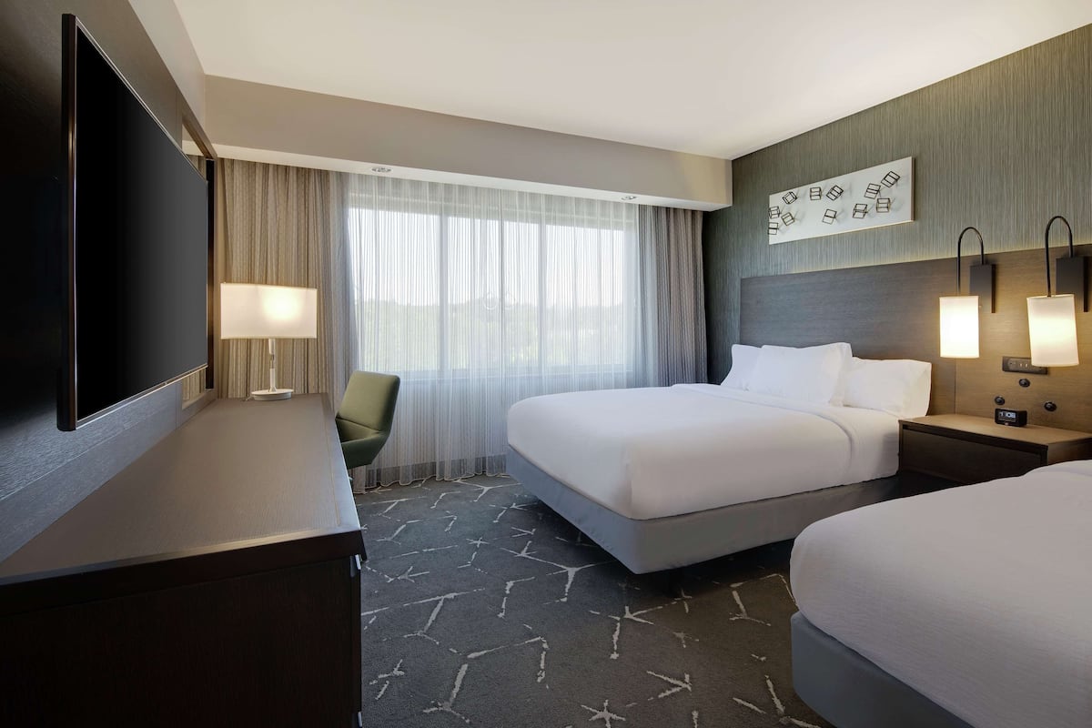 Premium bedding, in-room safe, desk, laptop workspace