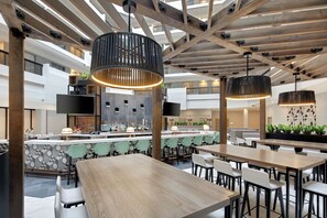 Breakfast, lunch and dinner served - Embassy Suites by Hilton Atlanta Perimeter Center (Atlanta)