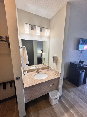 Escritorio, tabla de planchar con plancha y cunas gratuitas 