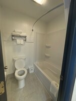 Deluxe-rum - 1 kingsize-säng med bäddsoffa - icke-rökare | Badrum | Badkar/dusch, gratis toalettartiklar och handdukar