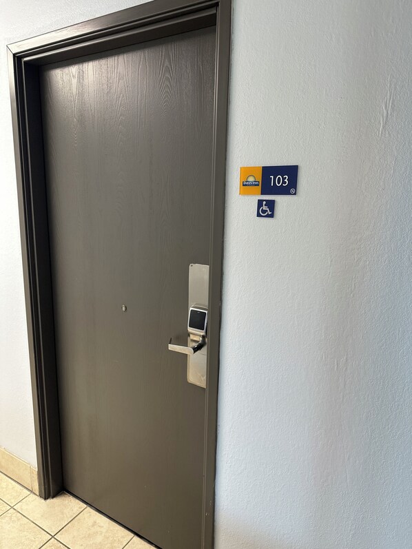 Habitación estándar, 1 cama King size, con acceso para personas discapacitadas | Escritorio, tabla de planchar con plancha y cunas gratuitas 