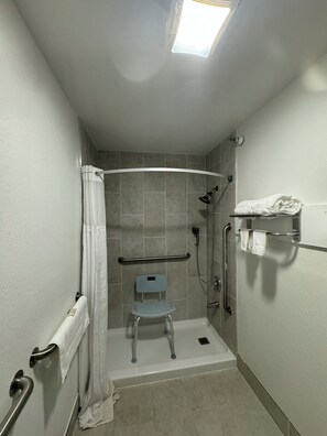 Combined shower/bathtub, free toiletries, towels - Days Inn by Wyndham Salina I-70 (Salina)