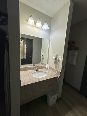 Combined shower/tub, free toiletries, towels