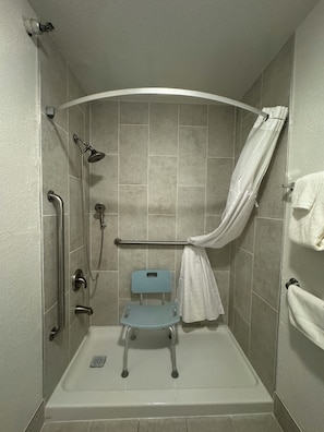 Standaard kamer, 1 kingsize bed, toegankelijk voor mindervaliden | Badkamer | Een bad/douchecombinatie, gratis toiletartikelen, handdoeken