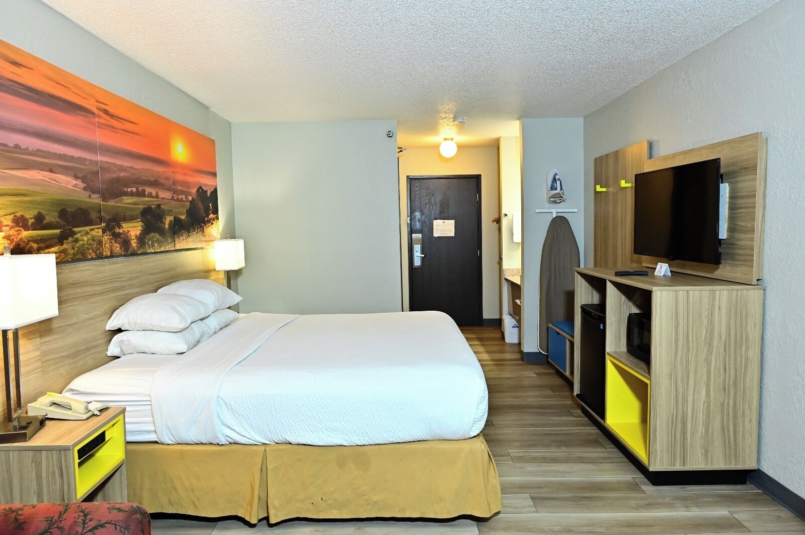 โต๊ะทำงาน, เตารีด/โต๊ะรีดผ้า, เปล/เตียงเด็กอ่อน (ฟรี), Wi-Fi ฟรี