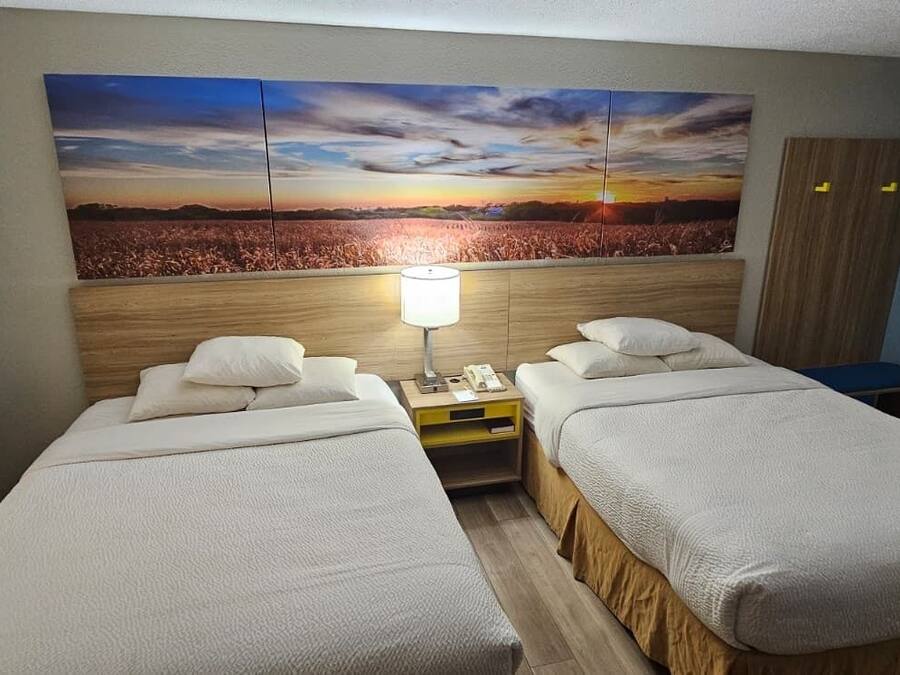 Habitación estándar, 2 camas Queen size | Escritorio, tabla de planchar con plancha y cunas gratuitas