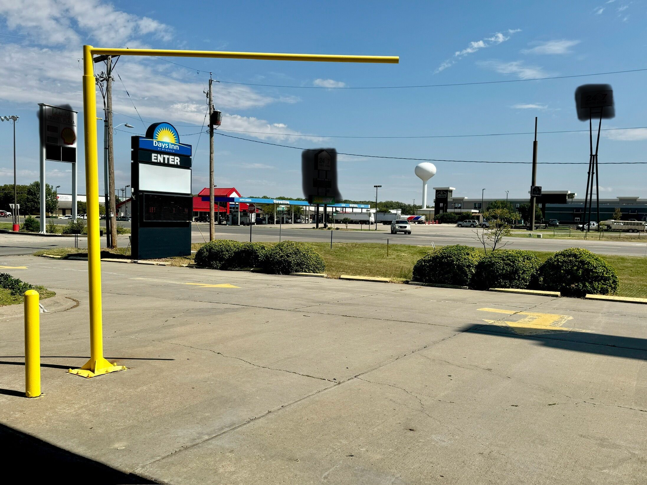 A Days Inn with a visible entrance and a parking lot.