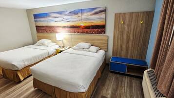 Chambre Standard, 2 grands lits | Salle de bain | Ensemble douche/baignoire, articles de toilette gratuits