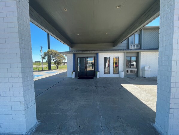 Schreibtisch, Bügeleisen/Bügelbrett, kostenlose Babybetten