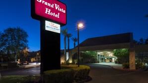 A hotel sign for Grand Vista Hotel with a restaurant below it. - Grand Vista Hotel (Simi Valley)
