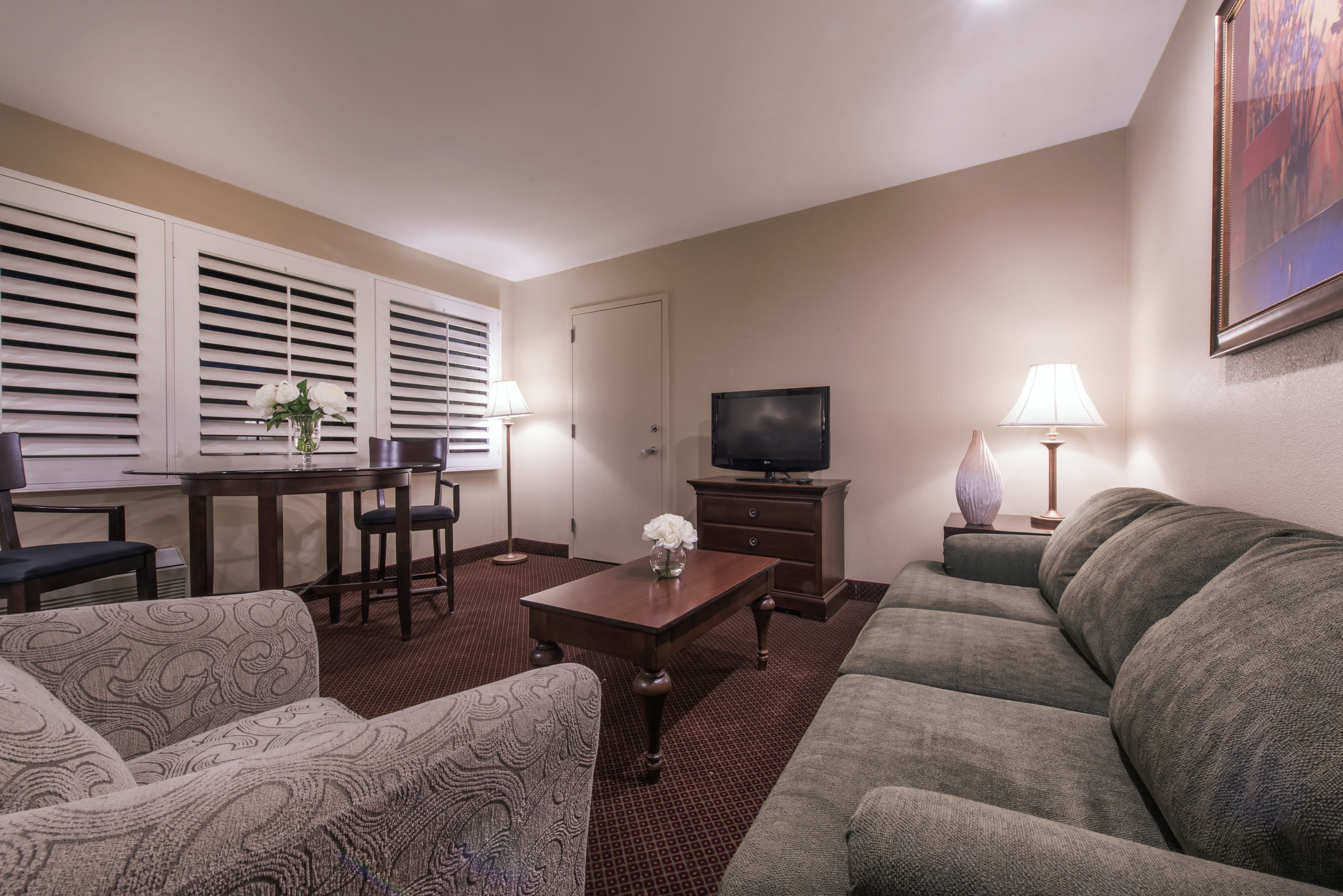 executive suite, 1 king bed | hypo-allergenic bedding, in-room safe, desk, iron/ironing board