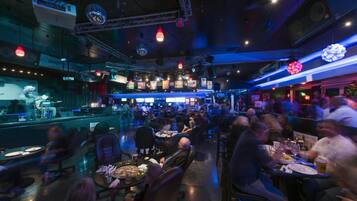 2 bares o lounges