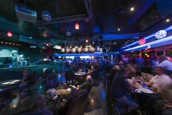 2 bars/lounges