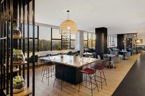 Café da manhã com buffet todos os dias mediante uma taxa