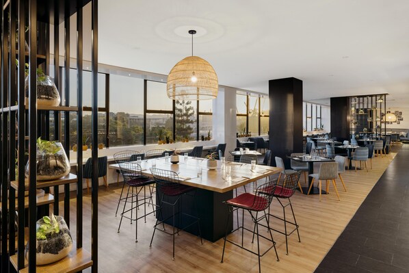 Petit déjeuner buffet servi tous les jours en supplément