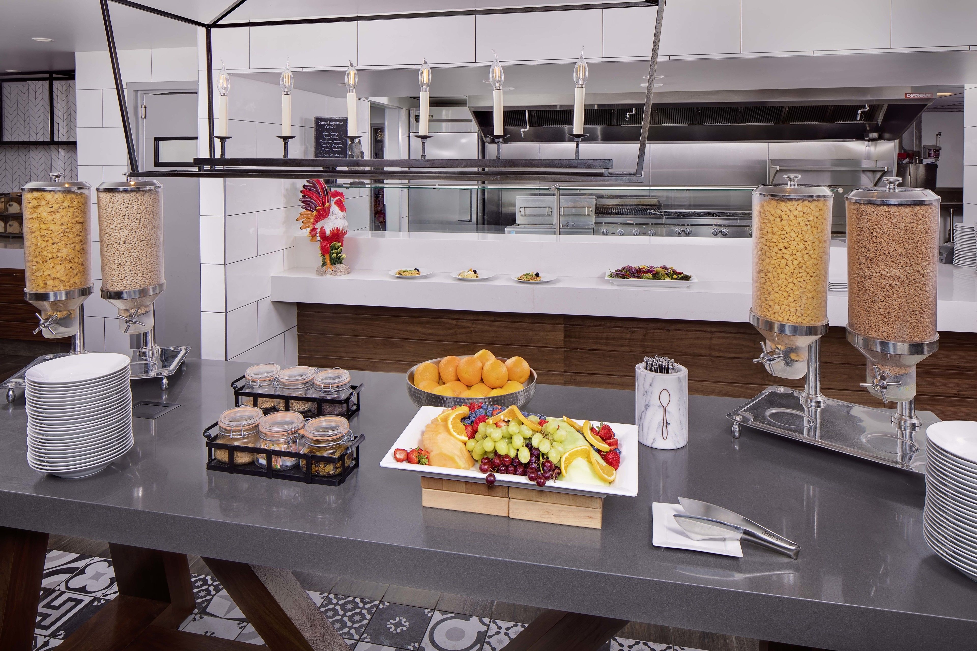 Ein reichhaltiges Buffet mit verschiedenen Speisen und Beilagen.