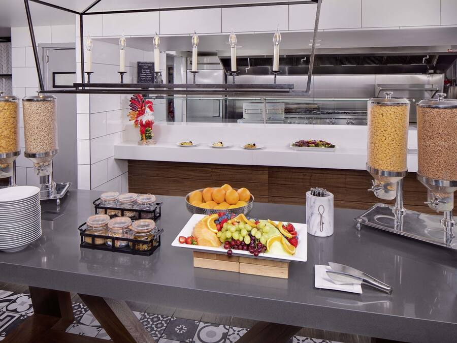 Ein reichhaltiges Buffet mit verschiedenen Speisen und Beilagen.