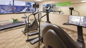 Centro de fitness do hotel com esteiras, bicicleta ergométrica e remo.