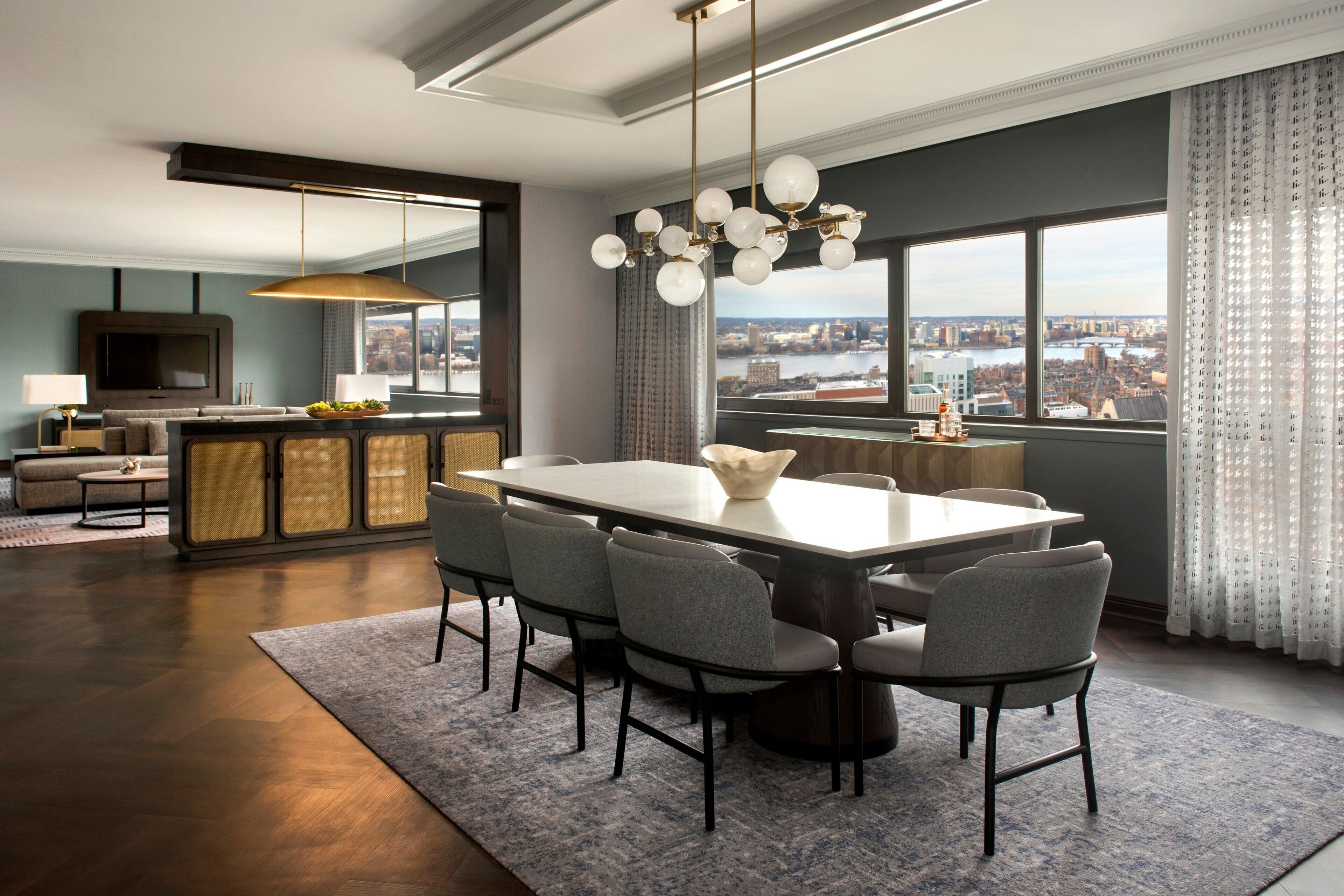 Een 55-inch flatscreentelevisie met satellietzenders en televisie