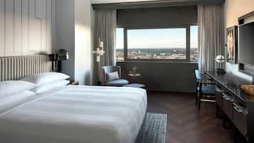 Junior Suite, 1 Bedroom, Non Smoking | Pillow-top beds, in-room safe, desk, iron/ironing board