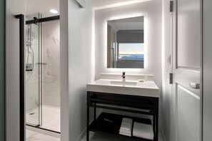 Ensemble douche/baignoire, articles de toilette de luxe, sèche-cheveux