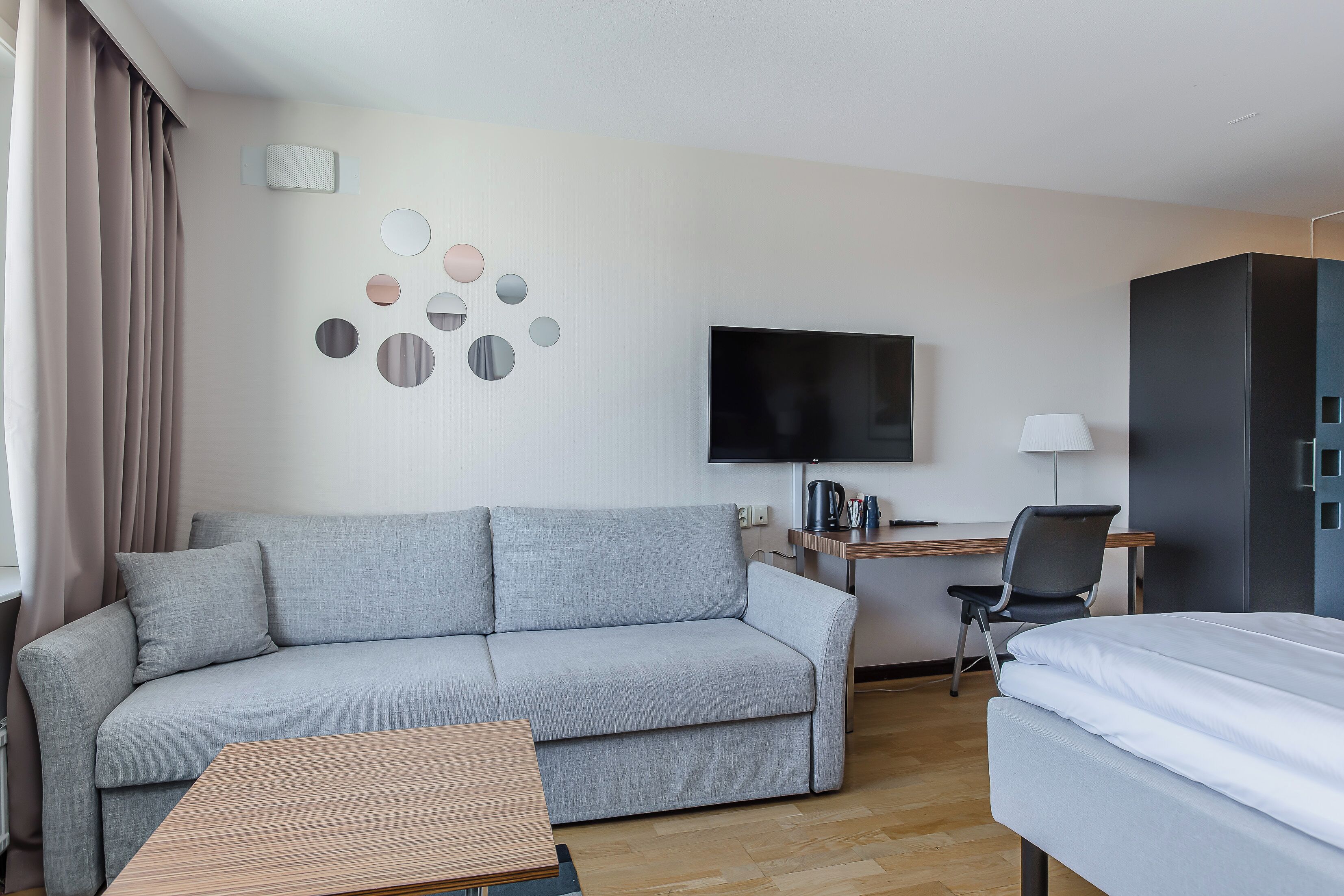 deluxe room, non smoking | desk, cots/infant beds, free wifi, bed sheets