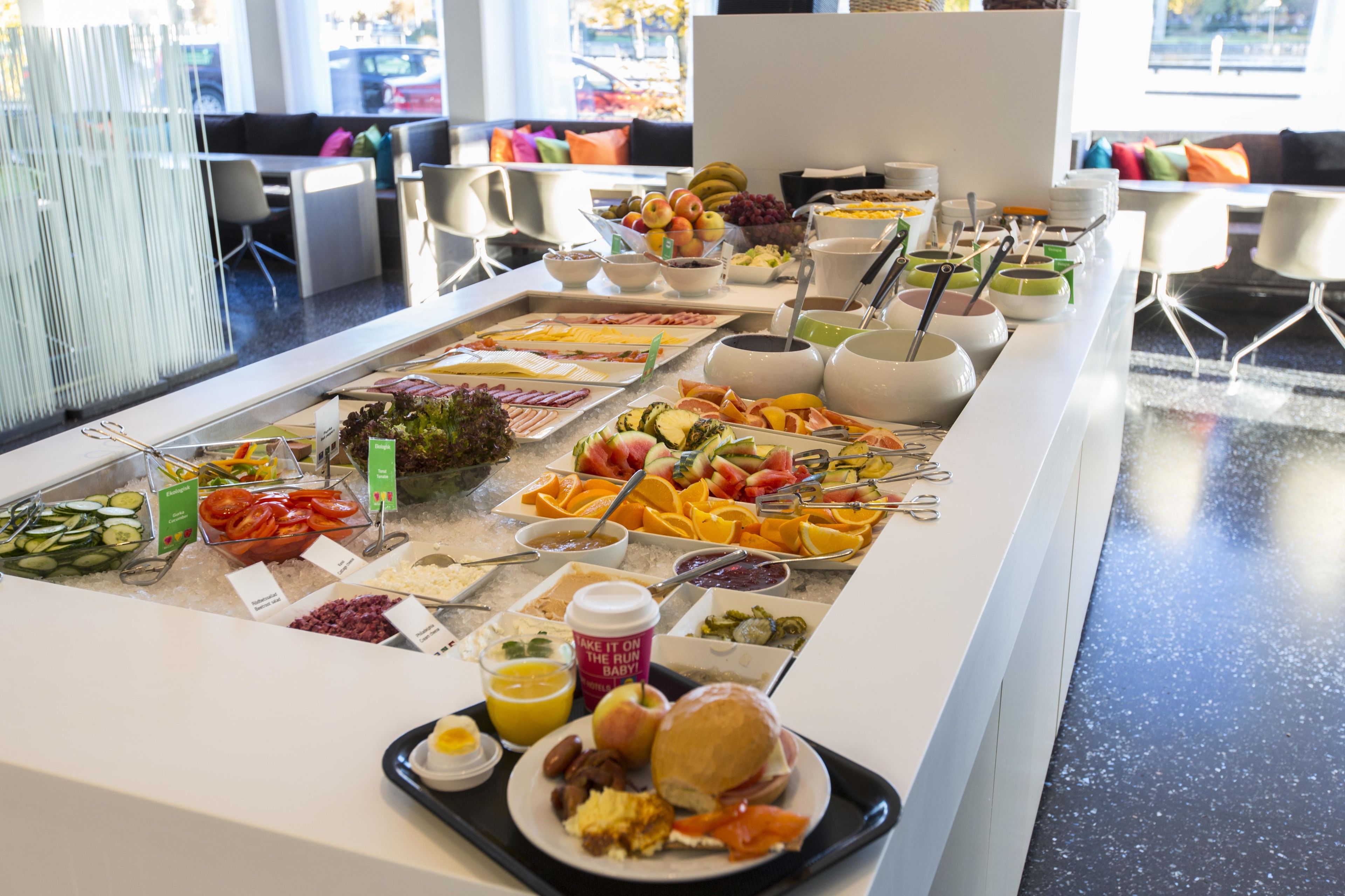 朝食 (ビュッフェ)、毎日提供 (無料)