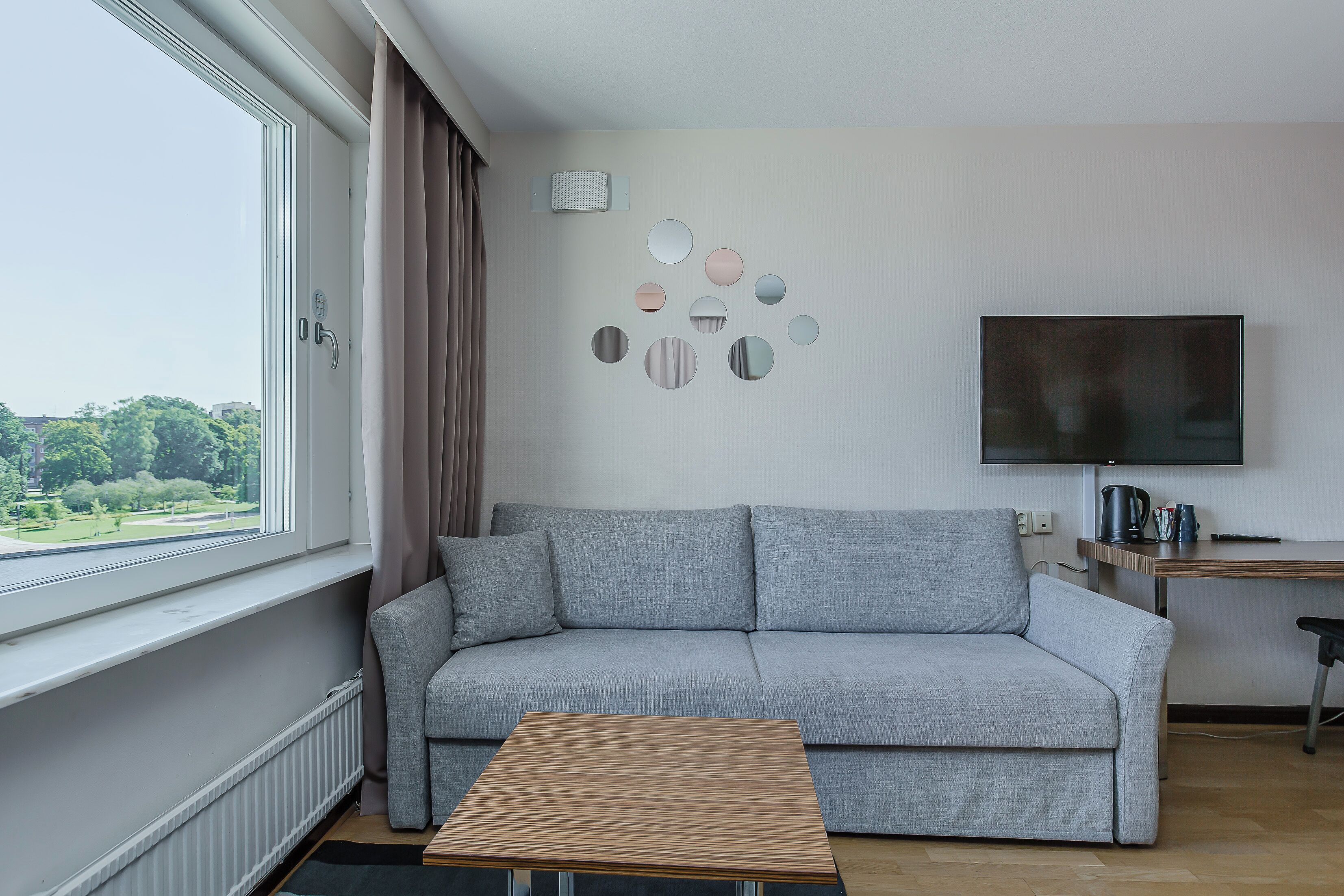 deluxe room, non smoking | desk, cots/infant beds, free wifi, bed sheets