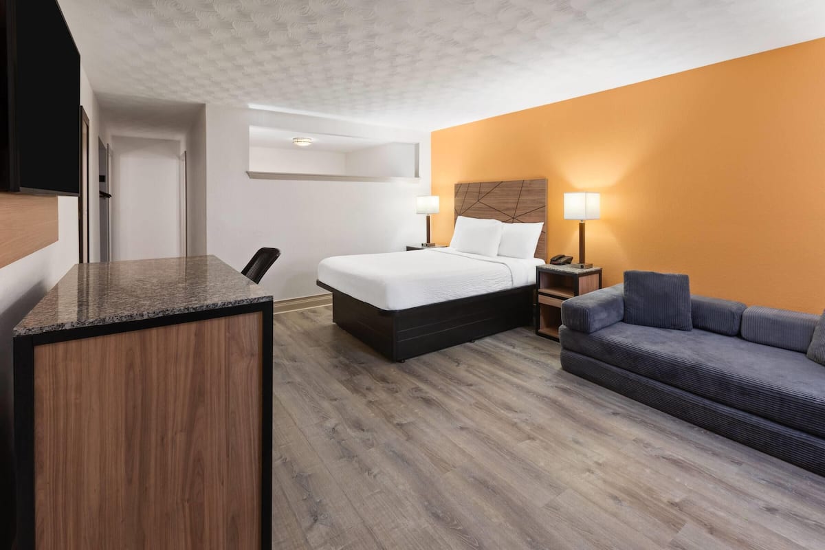 Suite, Multiple Beds, Non Smoking | In-room safe, cribs (free), rollaway beds (surcharge), WiFi (free)