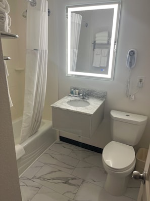 Combined shower/bathtub, free toiletries, hair dryer, towels