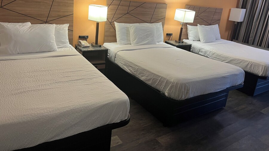 Howard Johnson by Wyndham Malden Boston Area