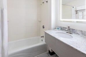 Habitación, varias camas, no fumadores | Baño | Ducha y bañera combinadas y artículos de higiene personal gratuitos