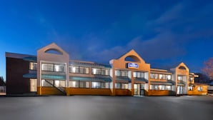 A hotel with a modern design, featuring multiple levels and a prominent registration area. - Howard Johnson by Wyndham Malden Boston Area (Malden)