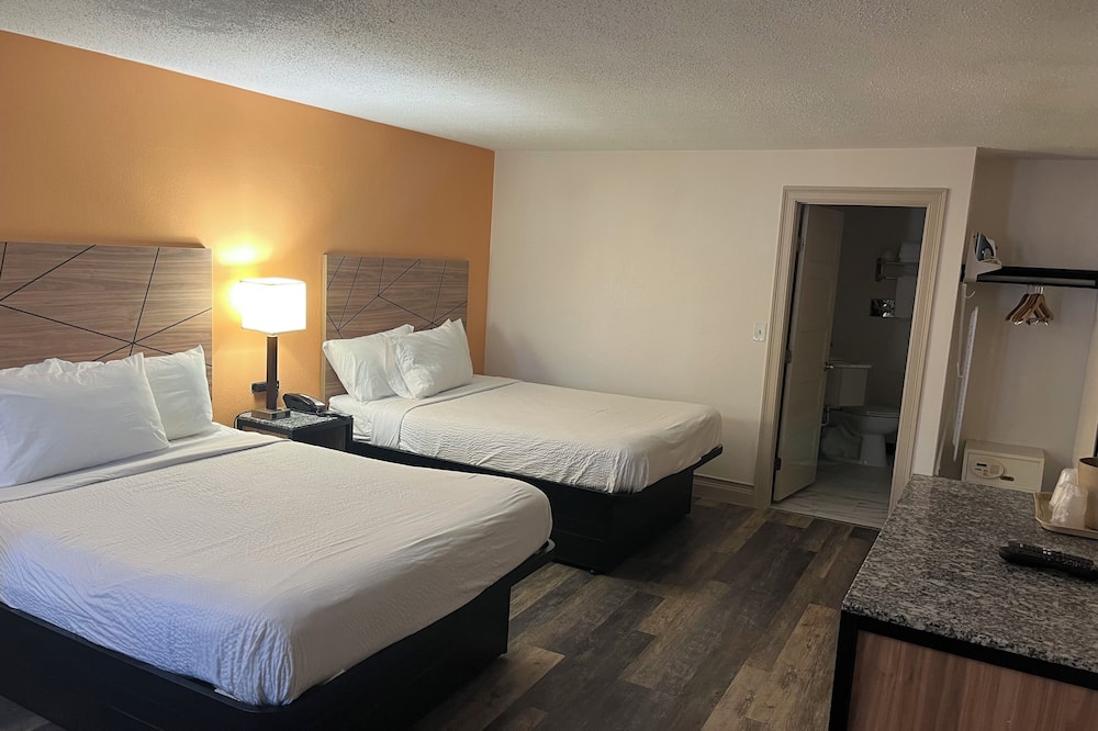 Howard Johnson by Wyndham Malden Boston Area