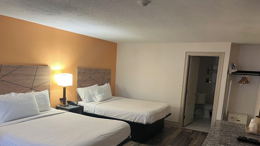 Howard Johnson by Wyndham Malden Boston Area