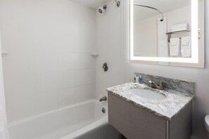 Combined shower/tub, free toiletries, hair dryer, towels - Howard Johnson by Wyndham Malden Boston Area (Malden)