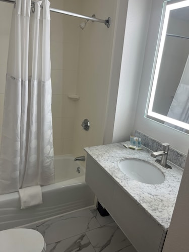 Howard Johnson by Wyndham Malden Boston Area