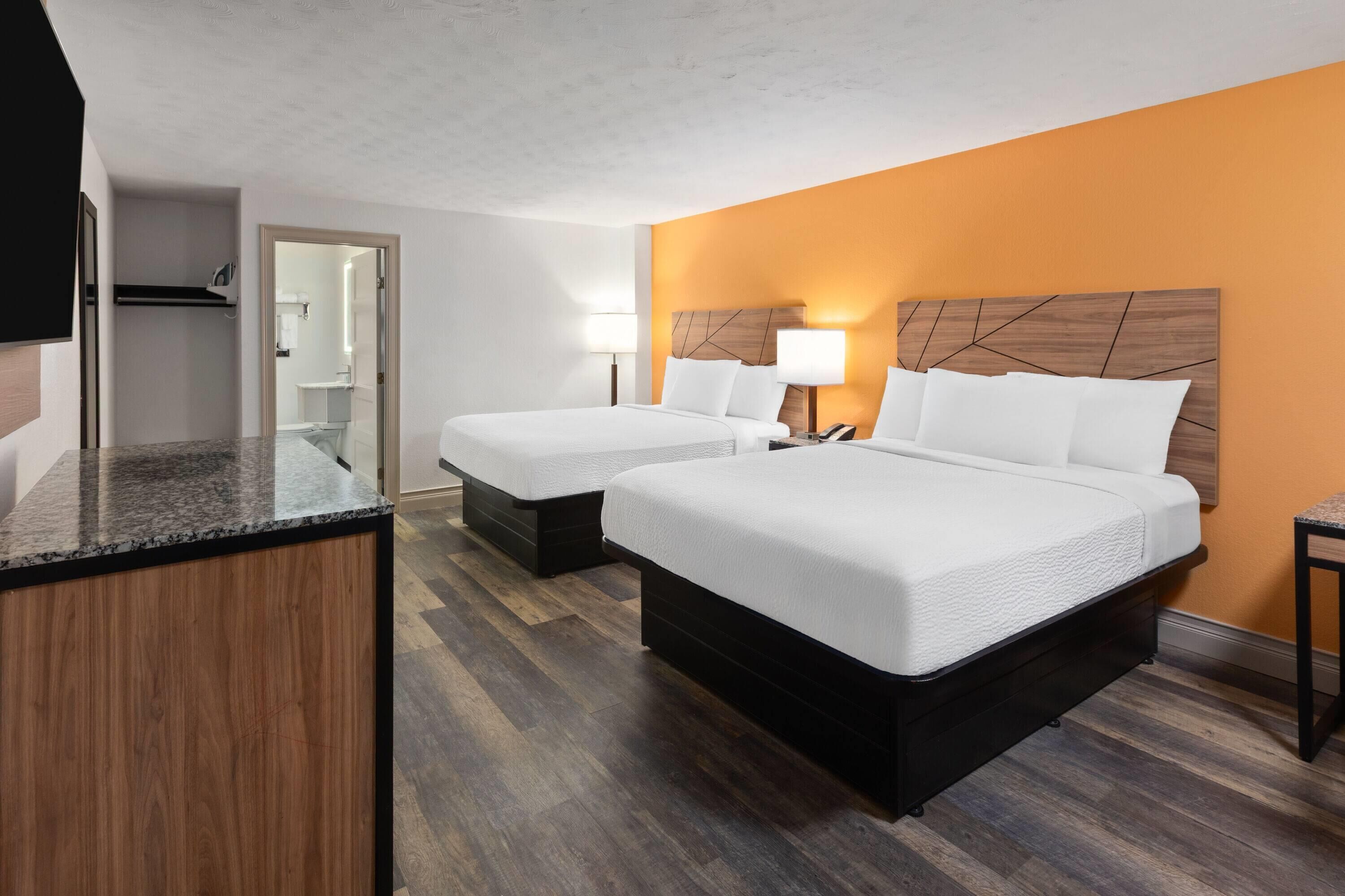 Habitación, 2 camas Queen size, para no fumadores | Caja de seguridad en la habitación, cunas gratuitas y camas extra 