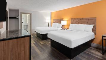Kamar, 2 Tempat Tidur Queen, Bebas Asap Rokok | Brankas, tempat tidur bayi gratis, dan tempat tidur lipat/tambahan