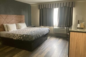 Quarto, 1 cama King, para não fumantes | Cofres nos quartos, berços grátis, camas extras/dobráveis (sobretaxa)