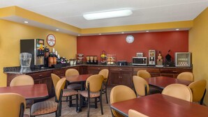 Un restaurant amb barra, caires i taules.